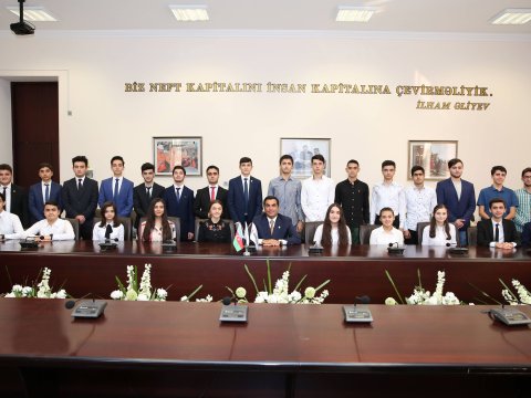 Rektor Elmar Qasımov 26 Prezident təqaüdçüsü ilə görüşüb