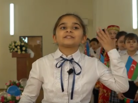 Kiçik şagirdlərin təsirləndirici Müstəqillik Günü təbrikləri - Bayraqlaşmış ruhların videosu