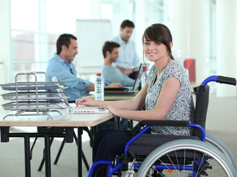 “Əlilliyi olanlar təhsil haqqından qətiyyən azad olunmamalıdırlar” – Deputatla təlimçidən fərqli mövqe 