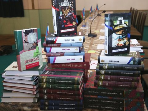 Bakıda məhbuslara kitab bağışladılar 