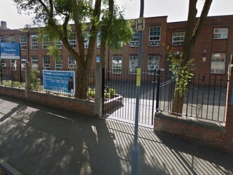 Britaniya məktəblərində qəribə qadağa