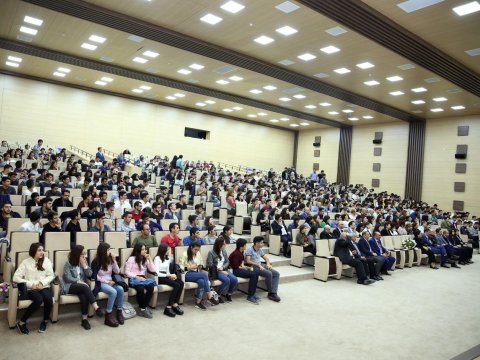 Bakı Ali Neft Məktəbində “Nəsimi” filmi nümayiş edildi 