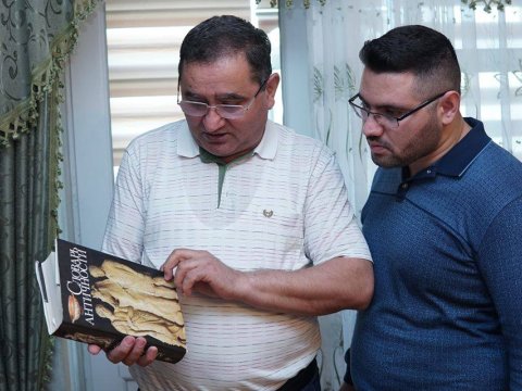 Etibar Əliyevin yaşı yüzdən çox olan nadir kitabları, qeyri-adi kitabxanası-LAYİHƏ-VİDEO