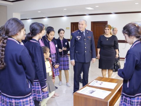 Məktəblilər polis idarəsində - Rəis onlara nə dedi?