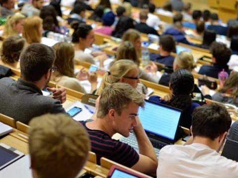 Əcnəbi tələbələrə böyük imkanlar yaradan ölkə - Böyük şanslara rəğmən, az diqqət