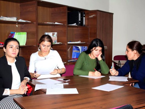 Paytaxt məktəblərində gənc müəllimlərlə görüşlər davam edir