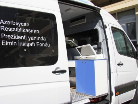Alimlər səyyar laboratoriya vasitəsilə kompleks torpaq tədqiqatları aparır
