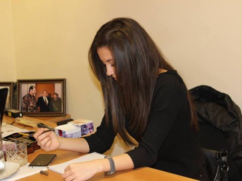 “Məni “kəsən”, acıq çıxan müəllim sonradan işdən qovuldu” –  Kəsir rekordçusu olan xanımla atüstü söhbət