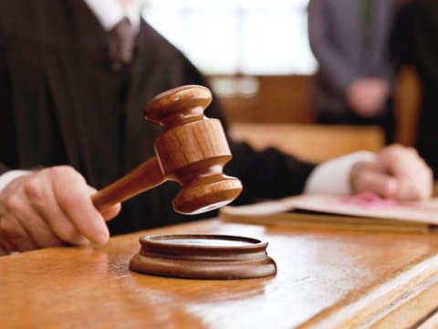 Bakıda 19 nəfərdən rüşvət alan bağça müdiri məhkəmə zalında həbs edilib