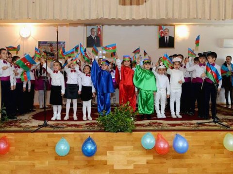 Paytaxt məktəblərində Dövlət Bayrağı Günü qeyd olunub