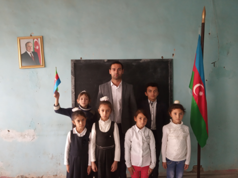 Ağdam məcburi köçkün məktəbində Dövlət Bayrağı günü keçirilib