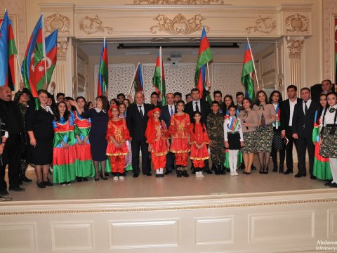 “Müəllimlərin bayrağımızın tarixi haqqında bilgiləri çox aşağıdır” –Məktəblərdə Bayraq günü rəngsizliyi