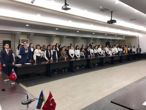 Müsabiqə qalibi olan məktəblilər mükafatlandırıldı