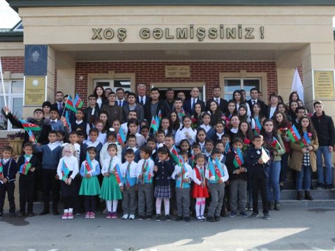 Məktəblilər Bayraq gününü Cocuq Mərcanlıda qeyd etdi