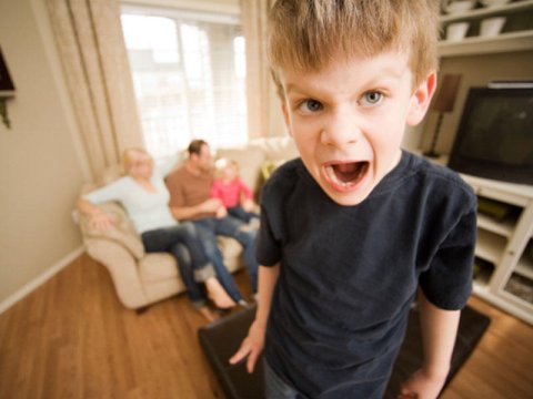 Uşaqlar niyə sinir krizi keçirir? - Günahı özünüzdə axtarın, valideynlər!