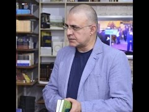  Elçin Mirzəbəyli kimsəsiz adaya özü ilə bu kitabları aparacaq –  Şair-jurnalistin “Kitab çantası”