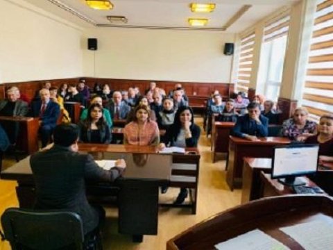 Universitetdə dillə bağlı fərman müzakirə edildi