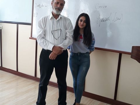 “Bəzi müəllimlər sovet dövründən qalma saralmış vərəqlərlə sinfə daxil olmasınlar” – BDU tələbəsi ilə “Atüstü söhbət”