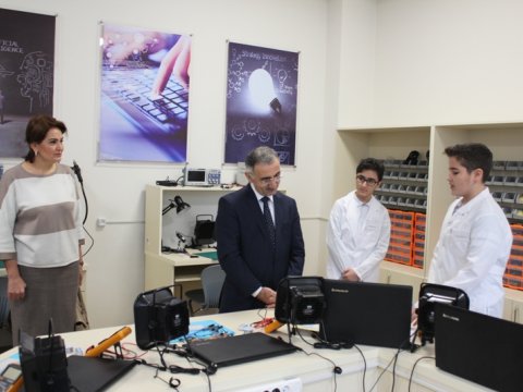 Nazirlik orta məktəbdə robot texnika laboratoriyası yaratdı