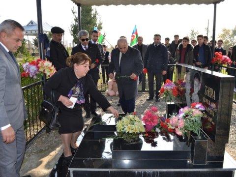 Məktəblilər balaca Zəhranın məzarını ziyarət ediblər