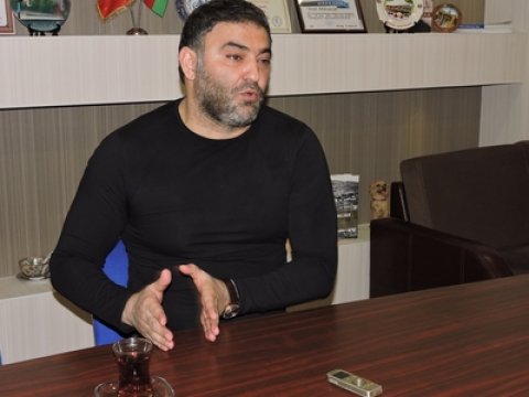 Aktyor döydüyü direktordan danışdı – “O, xəstəxanada elə-belə yatır, heç bir zədəsi yoxdur” 