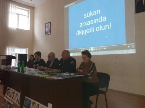 Şagirdlər yol hərəkəti qaydaları ilə bağlı maarifləndirildi    