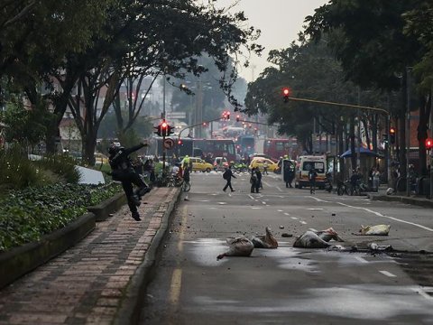 Universitet tələbələri polislə toqquşdu - Kolumbiyada