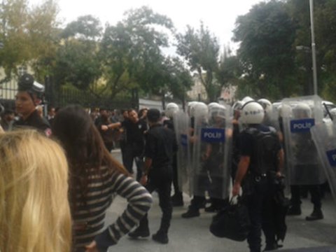 Kəsici alətlə universitetə hücum etdi - Ölən və yaralananlar var