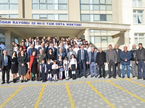 Milli Qəhrəmanlar köçkün şagirdlərlə GÖRÜŞDÜ     