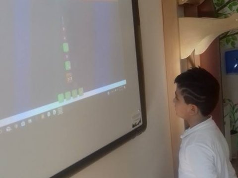 Gənc müəllim  dünyada çox sevilən  proqramdan yararlandı – “Səhv cavaba ağladı” 