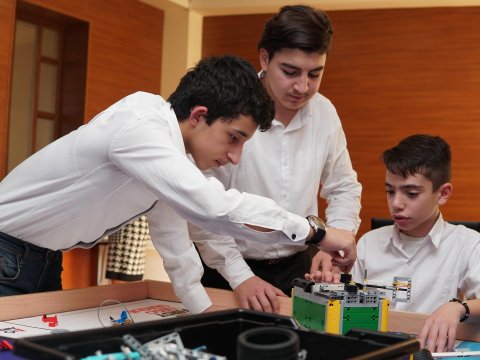 Bakıdakı bu məktəbdə şagirdlər çətin missiyalar üçün xüsusi robotlar hazırlayırlar - Cəmi iki dəqiqəyə... -VİDEO 