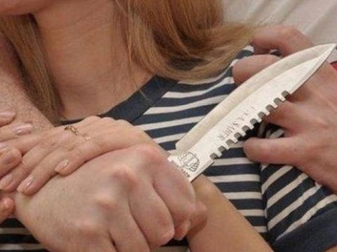 Məktəbə getmək istəməyən 13 yaşlı qız anasını bıçaqladı