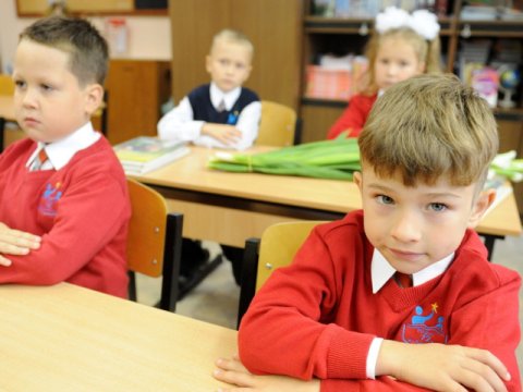 Orta məktəblərdə qiymətlər ləğv olunur - Latviyada  