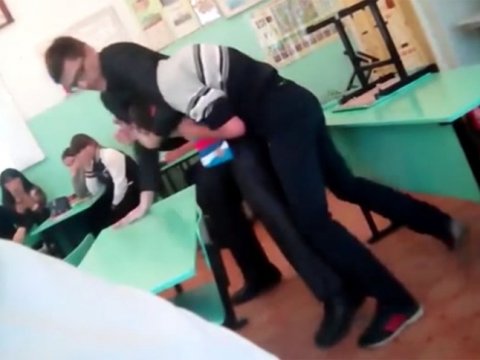 Bakıda müəllimlə şagird arasında dava - VİDEO