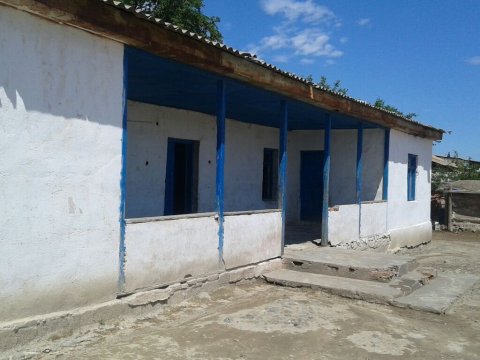 “Şüşələri  “skoç”la yapışdırıb, sinifdə kurtka ilə otururuq” – Ucqarların soyuq məktəbləri  