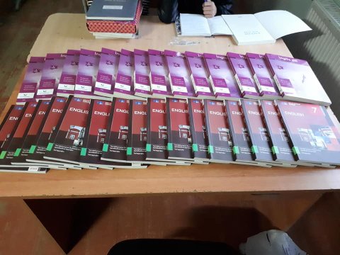 Deputat məcburi köçkün məktəbinə dərslik hədiyyə etdi - FOTOLAR