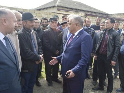 Qubanın icra başçısı yanan məktəbə gəldi