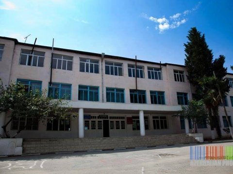 Müəllimlərin şikayətləndiyi məktəbin qəribə tarixi – Bəy evindən böyük binaya köç  