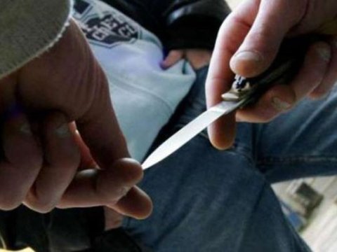 Bakıda orta məktəbin qarşısında bıçaqlanma  