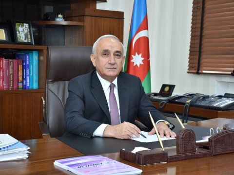 Rektor işçilərinə pul payladı