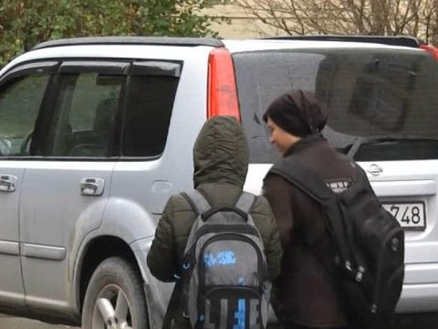 Məktəblilərin daşıya bilmədiyi dərs yükü - VİDEO - FOTO