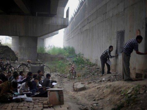 Təhsil ala bilməyən baqqalın körpü altında yaratdığı məktəb - FOTO