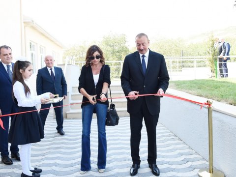Prezident xanımı ilə məktəb açılışında  