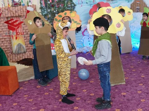 Şəhid anası oğlunun adını daşıyan internat məktəbinin şagirdlərinə sovqat payladı – VİDEOREPORTAJ