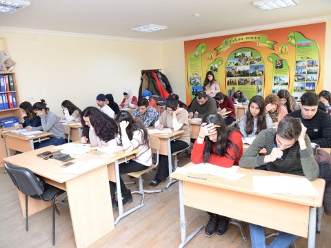 Attestat ala bilməyən məzunlar imtahan verdi