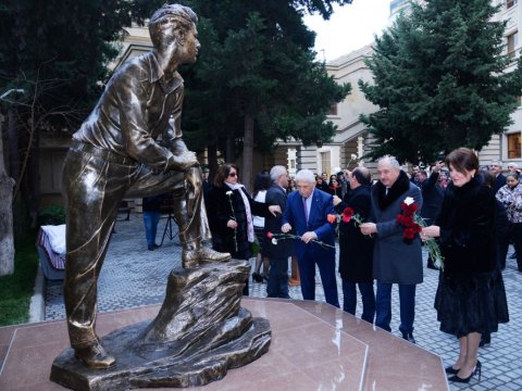 Məktəbdə Mikayıl Müşfiqin abidəsi ucaldıldı