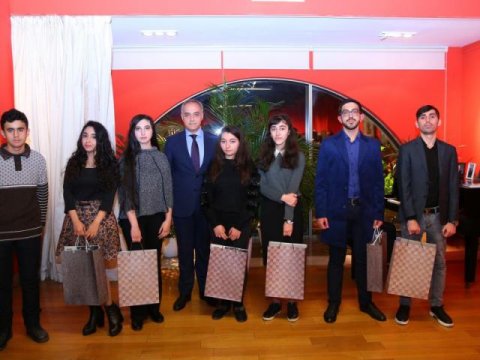 Binəqədi məktəblilərinin rəsm sərgisi açıldı