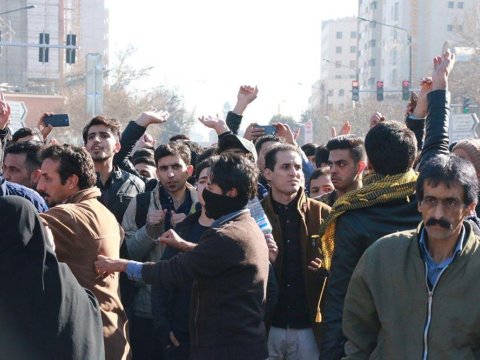Qonşu ölkədə güclü tələbə etirazları: polislə toqquşmalar olub
