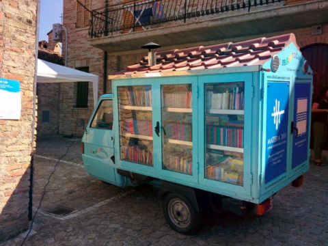 Müəllim qeyri-adi kitabxana düzəltdi - FOTOLAR