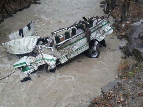 Hindistanda məktəb avtobusu dərəyə aşdı - 7 ölü